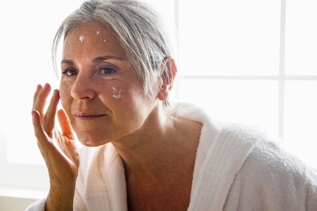 Aplicarea unei creme anti-îmbătrânire pentru hidratarea și îngrijirea pielii feței