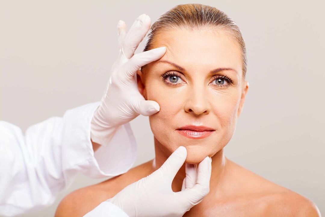 Cosmetologul selectează metoda potrivită pentru întinerirea pielii feței