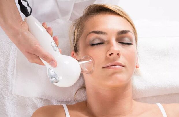 Un masaj cu vid ajută la curățarea pielii feței și la netezirea ridurilor